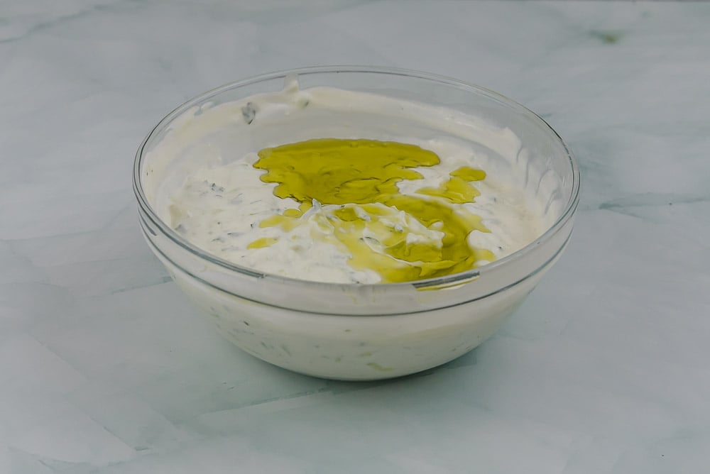 Uniamo l’aceto, 20 ml di olio extravergine di oliva e il pepe. Il sale potrebbe non essere necessario perché già presente nel cetriolo: assaggiamo la salsa e valutiamo in base ai nostri gusti.