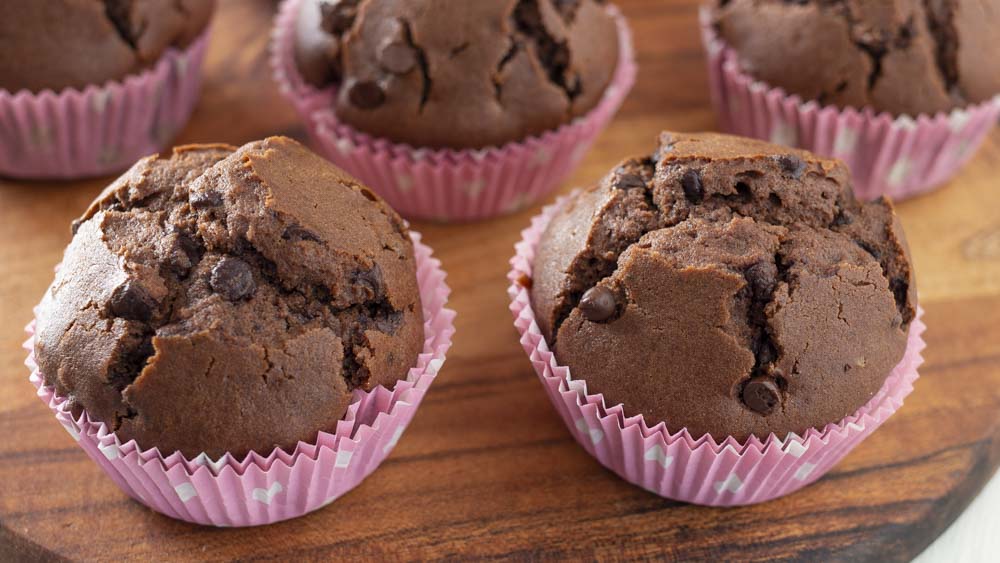 Portiamo i muffin al cioccolato a cuocere, in forno statico, preriscaldato a 180° per 20 minuti circa. Al termine della cottura, prima di sfornare, inseriamo uno spiedino di legno all’interno dei dolcetti, se tirandolo fuori è completamente asciutto i muffins sono pronti, se invece si presenta umido lasciamo in forno per qualche minuto!