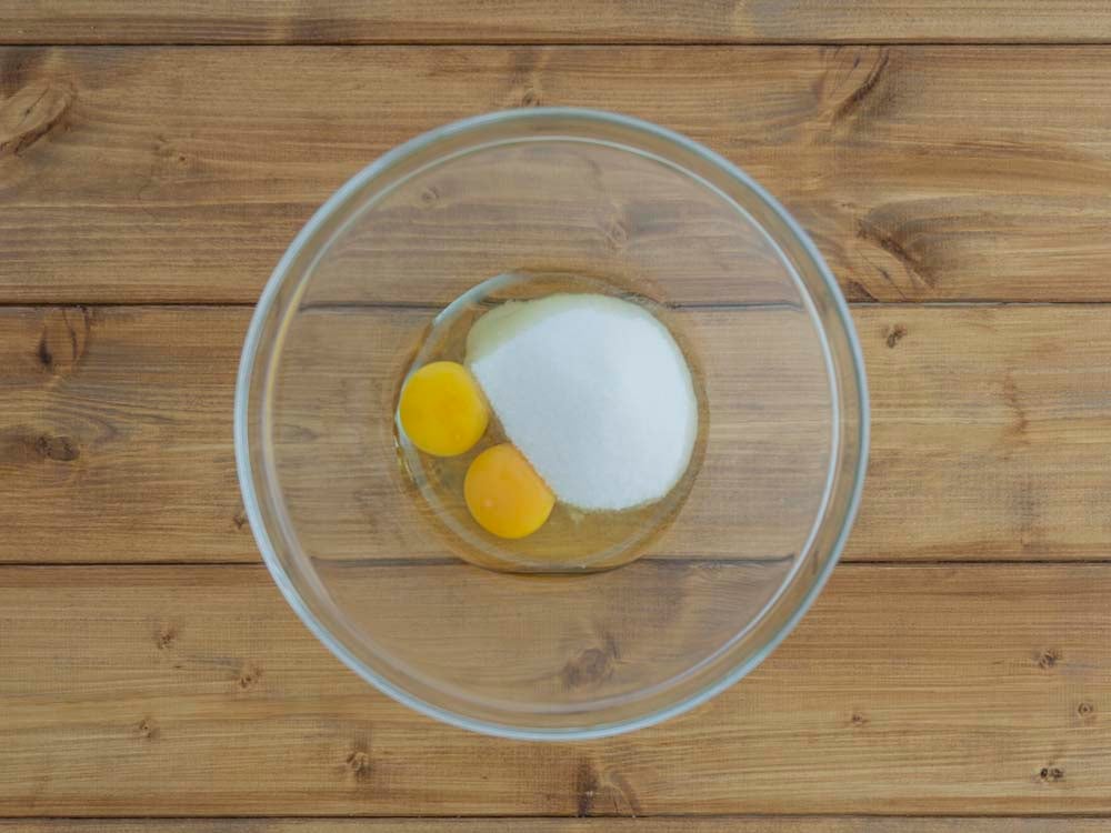 Prendiamo una ciotola capiente e iniziamo rompendo all'interno le uova e aggiungendo lo zucchero.