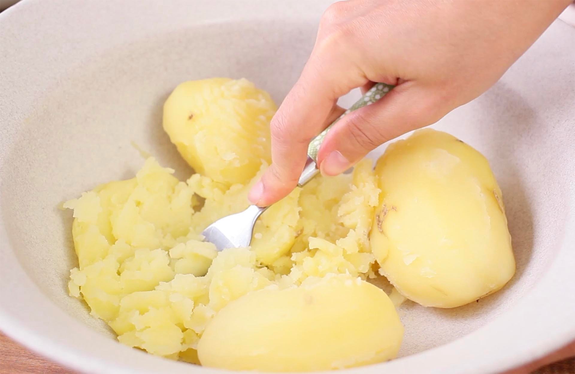 Cotolette di patate ripiene filanti - Step 1