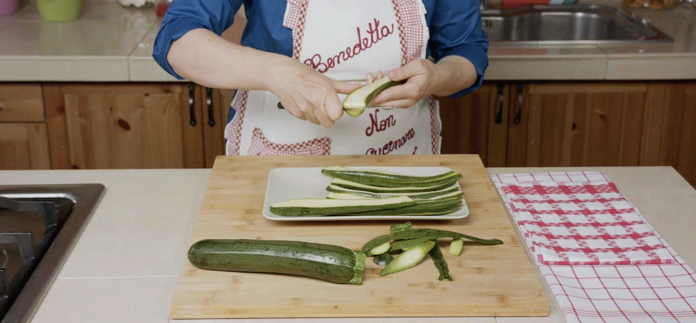 Parmigiana di zucchine: la ricetta senza frittura di Benedetta - Step 1