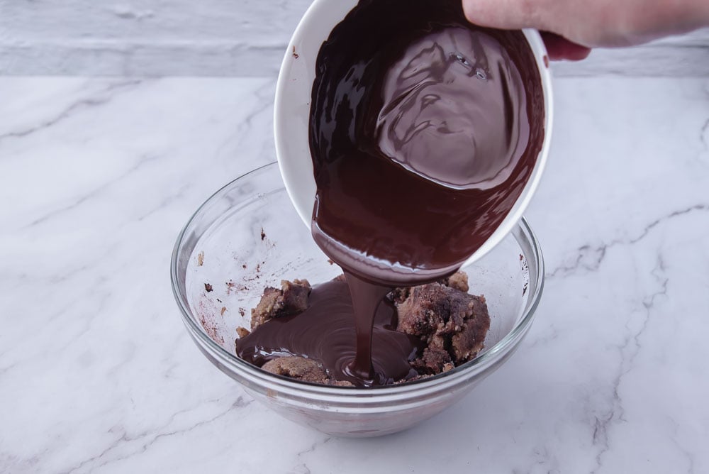 Aggiungiamo il cioccolato fondente fuso e mescoliamo con un cucchiaio fino ad avere un composto cremoso e omogeneo. 