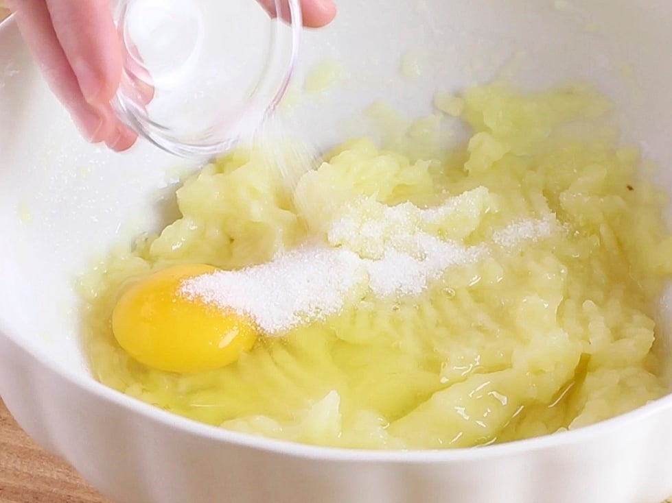 Aggiungiamo l'uovo e il sale.