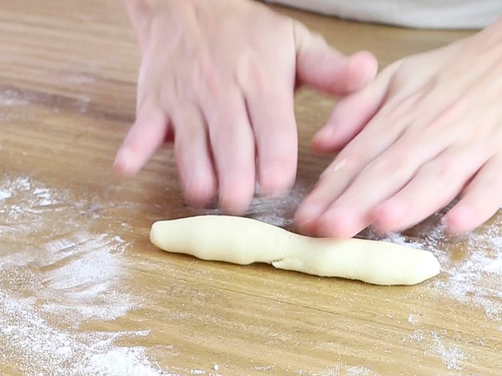 Diamo forma ai grissini con le mani, aiutandoci con un pochino di farina se necessario.
