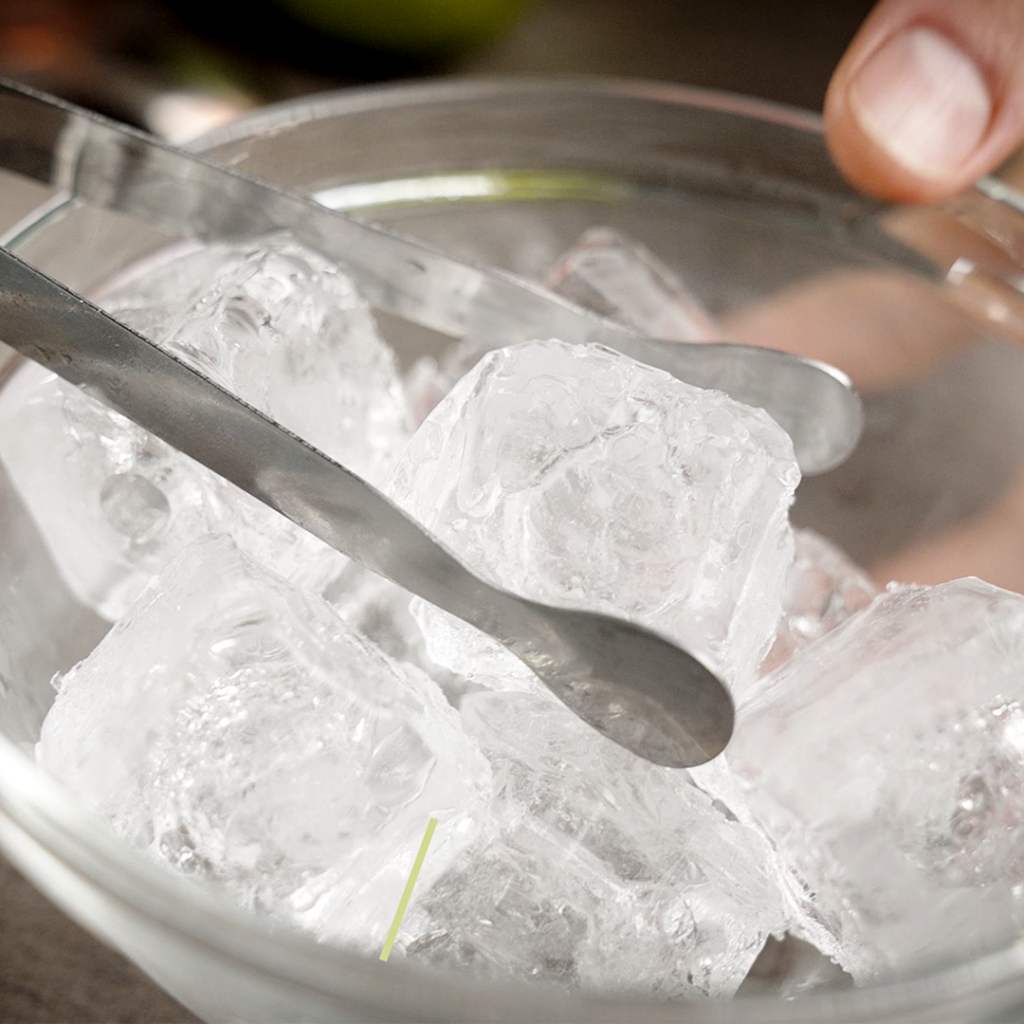 Riempiamo la tazza o il bicchiere di cubetti di ghiaccio.
