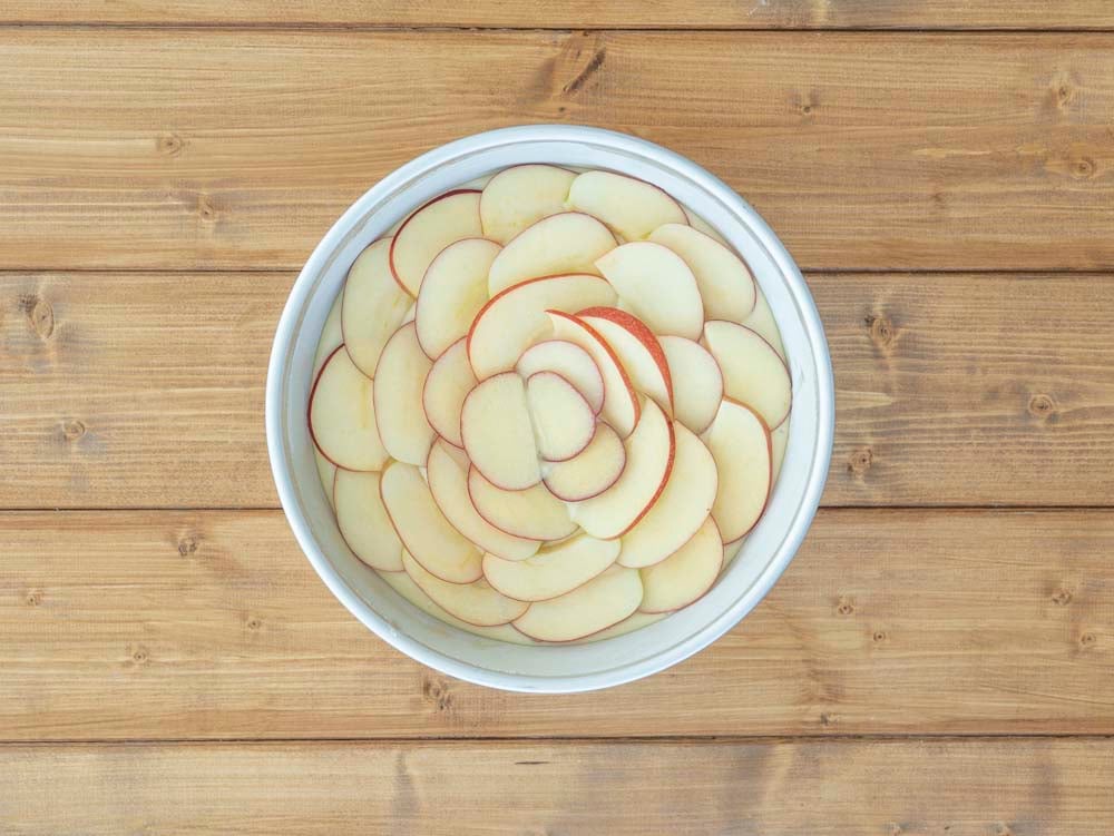 Tagliamo le mele a fettine sottili e usiamole per decorare la superficie della torta.Cuociamo per circa 45 minuti in forno preriscaldato ventilato a 170° C o in forno statico a 180° C per lo stesso tempo.