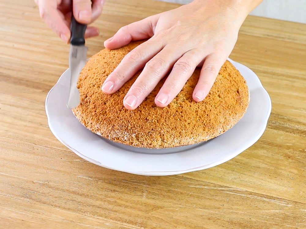 Portiamo la torta a cuocere in forno statico, preriscaldato a 180° per 35 minuti (vale la prova stecchino). Una volta cotta lasciamola raffreddare, estraiamo la torta dallo stampo e tagliamola a metà.