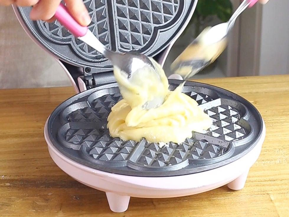 Quando la piastra sarà ben calda, versiamo quattro cucchiai di impasto al centro della piastra per waffle.