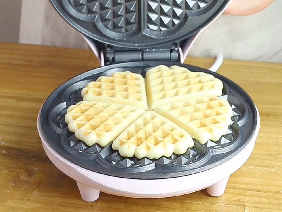 Chiudiamo le piastre e cuociamo per 2 minuti circa. Se alzando le piastre il waffle fa resistenza, vuol dire che non è ancora cotto. Quando i waffle sono pronti si staccano facilmente dalle piastre e restano perfettamente integri. Procediamo così con tutto l’impasto e cuociamo i nostri waffle.