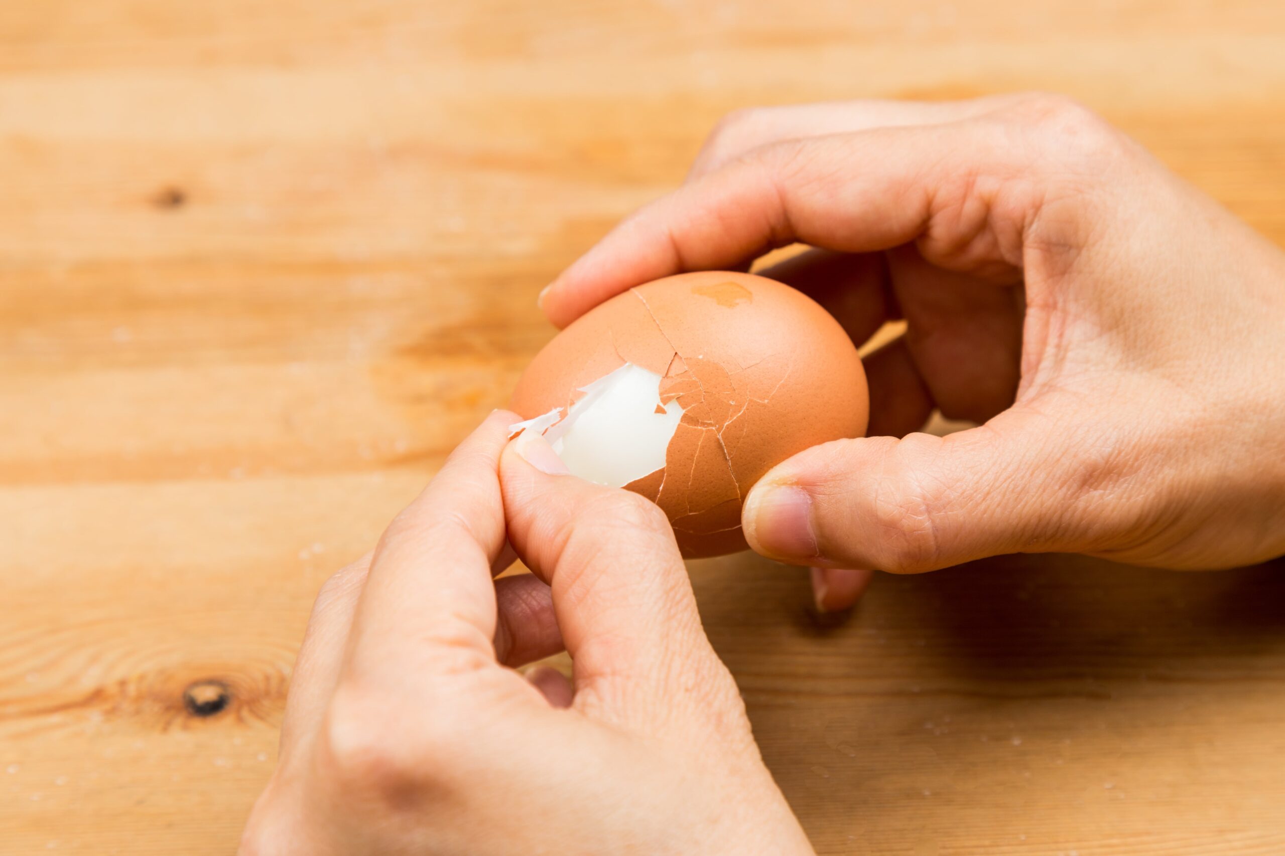 Come sgusciare le uova sode senza romperle o danneggiarle