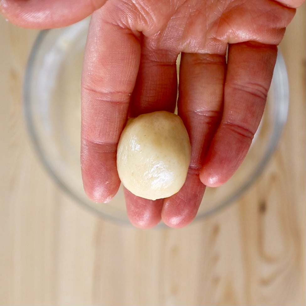 Formiamo delle palline da circa 15 g l’una, massaggiando tra le mani una piccola quantità di impasto.