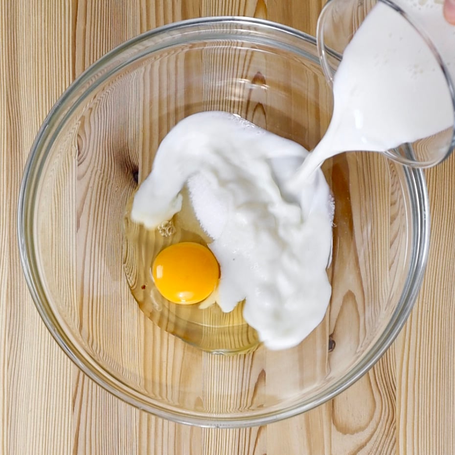In una ciotola mescoliamo l’uovo, lo zucchero e il latte.