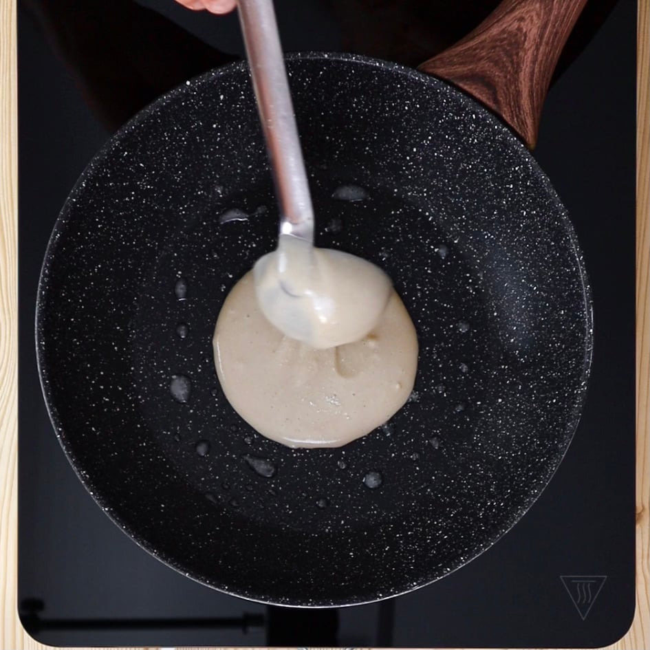 Versiamo qualche mestolo di impasto in padella dandogli una forma circolare. Cuociamo per circa 2 minuti fino a che si formeranno delle bollicine sulla superficie del pancake.
