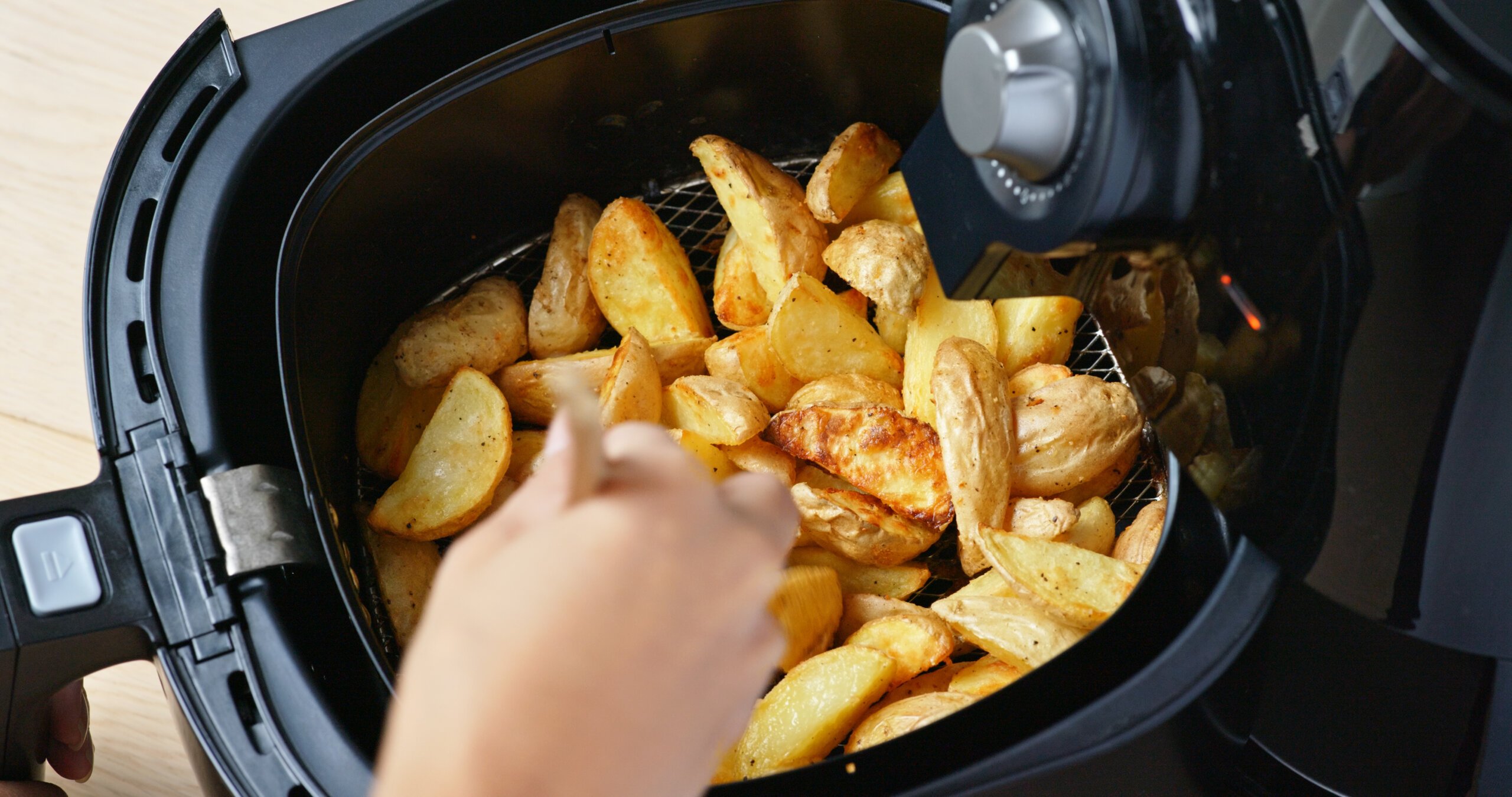 Cuocere le patate nella friggitrice ad aria