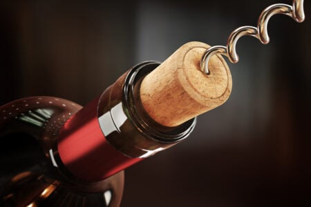Come aprire una bottiglia di vino senza cavatappi: l’arte dell’ingegno