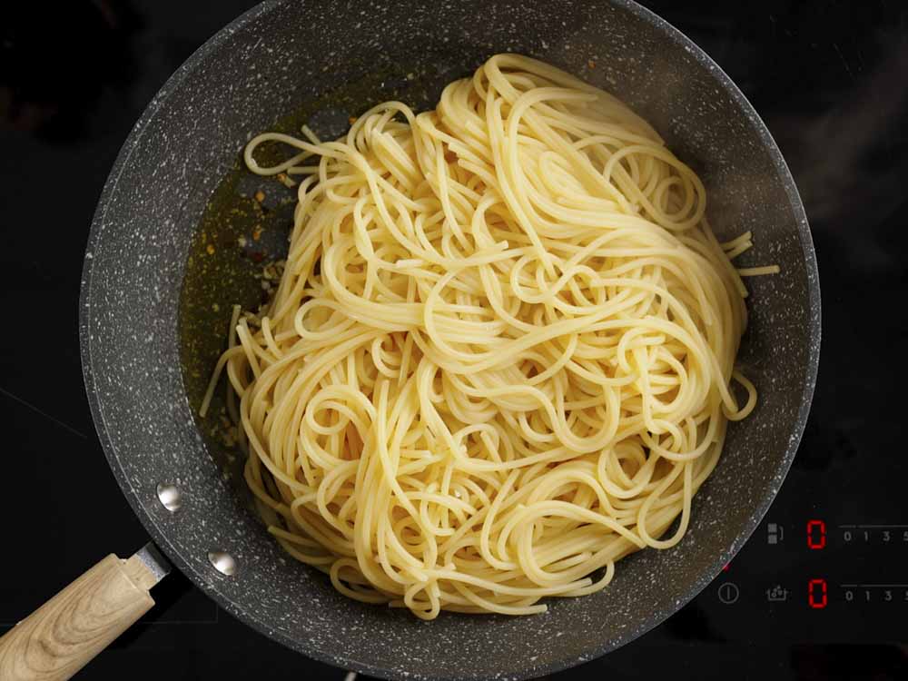 Spaghetti aglio e olio - Step 2