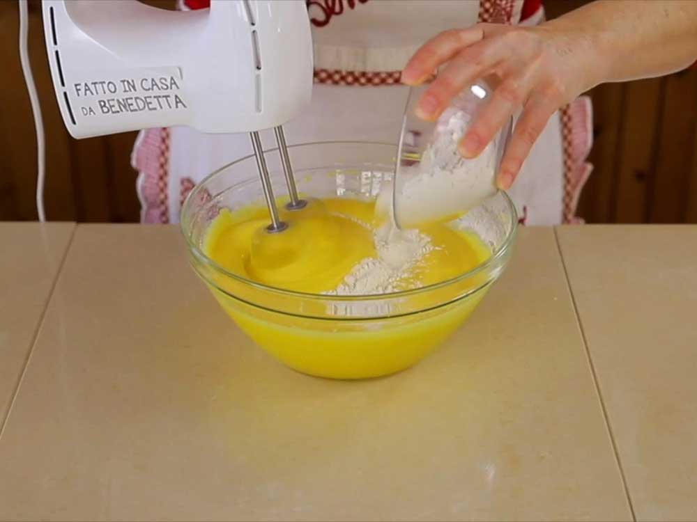 Torta mimosa alle fragole di Benedetta - Step 4