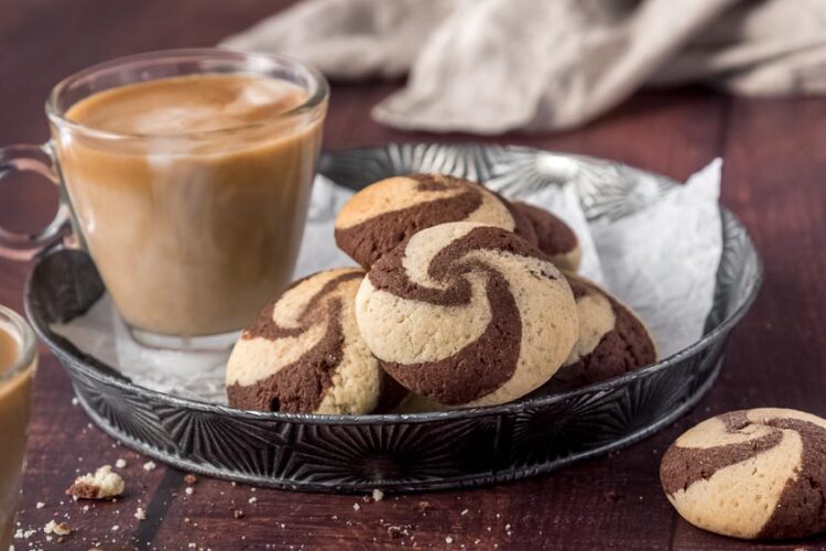 Biscotti bianchi e neri a spirale