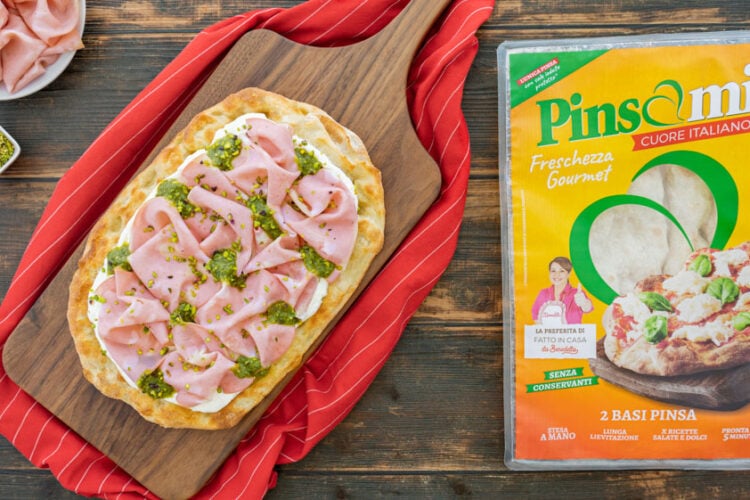 Pinsa ricotta, pesto e mortadella