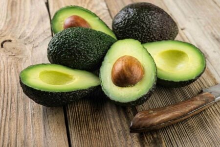 Come si mangia l’avocado: consigli per usarlo in cucina, pulirlo e conservarlo