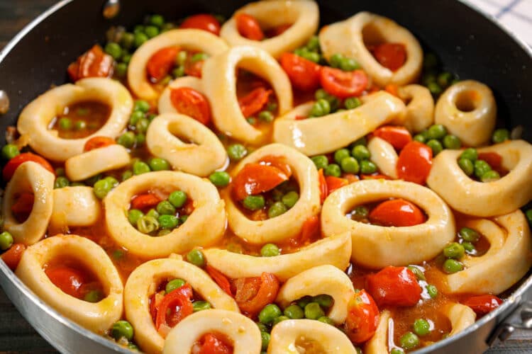 anelli di totano con piselli e pomodori
