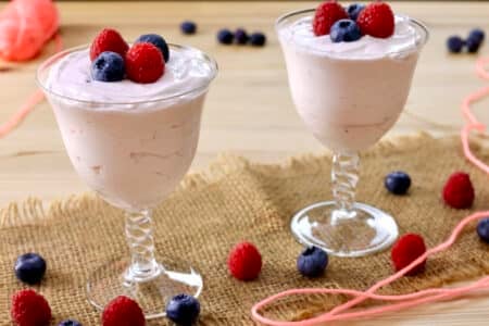 Mousse allo yogurt ai frutti di bosco