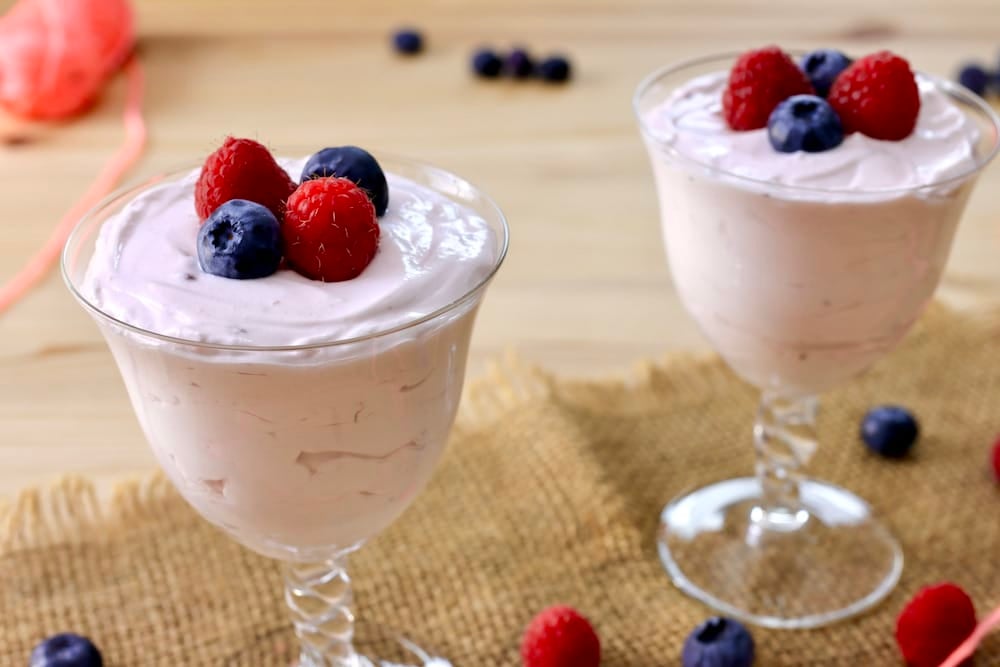 mousse allo yogurt ai frutti di bosco