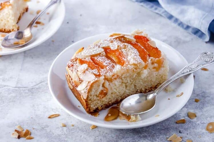 Torta di albicocche fresche e mandorle