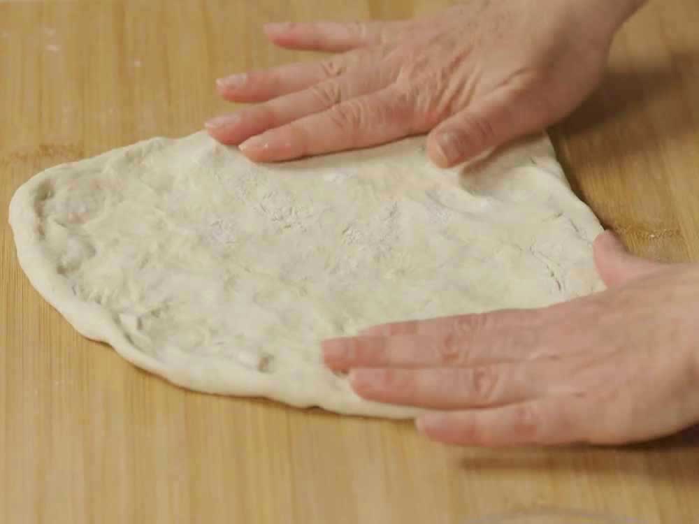 Pizza con cornicione: la ricetta facile di Benedetta - Step 1