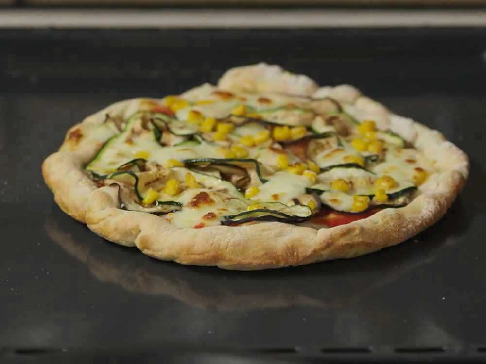 Pizza con cornicione: la ricetta facile di Benedetta - Step 3