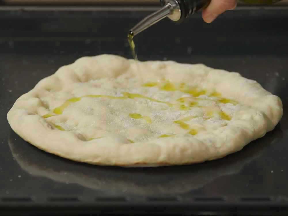 Pizza con cornicione: la ricetta facile di Benedetta - Step 4