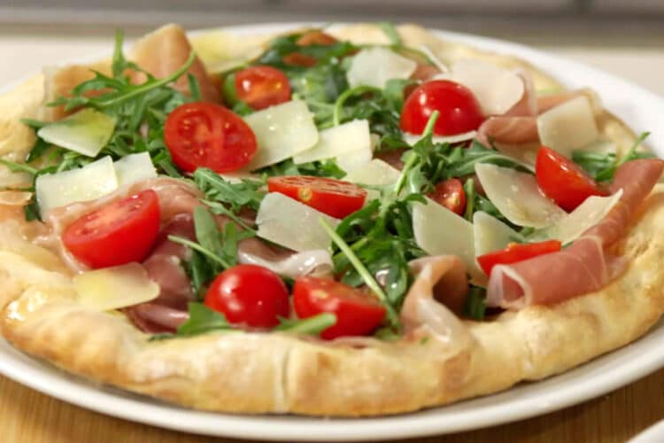 Pizza con cornicione: la ricetta facile di Benedetta