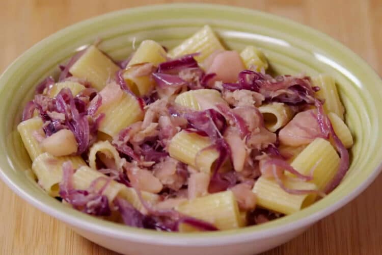 Pasta tonno, cipolle e mele