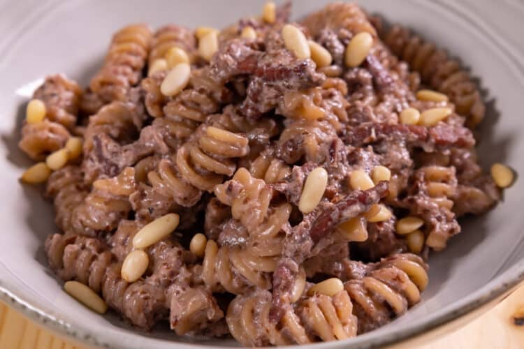 Pasta con crema di radicchio e speck