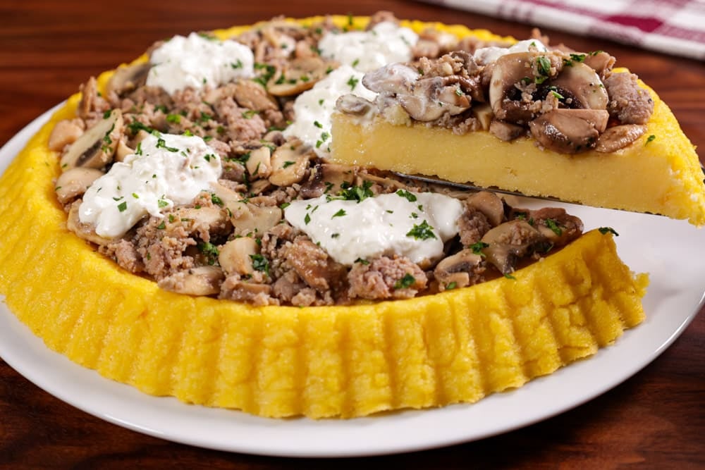 CROSTATA DI POLENTA CON SALSICCIA E FUNGHI