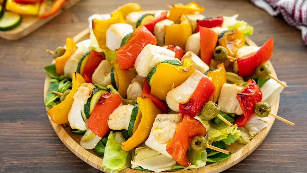spiedini di pollo e verdure in friggitrice ad aria