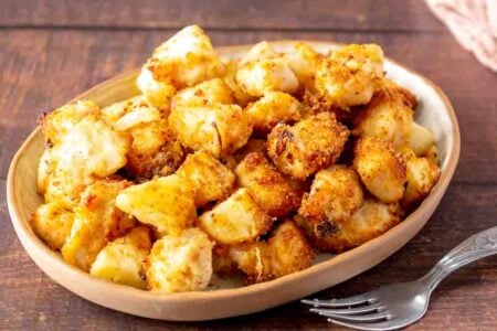 Pollo, patate e cipolle in friggitrice ad aria