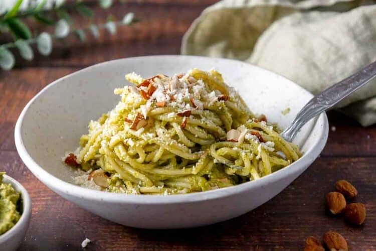 Pasta con crema di broccoli e mandorle