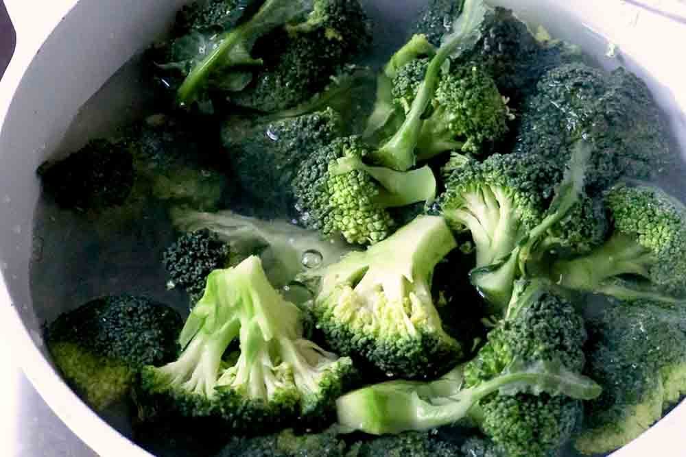 Pasta con crema di broccoli e mandorle - Step 1