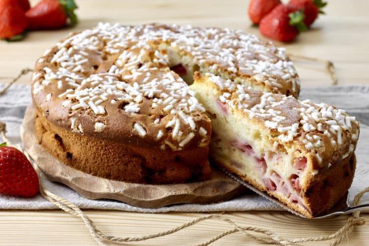Torta soffice allo yogurt e fragole