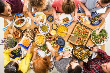 7 consigli per organizzare una cena con gli amici senza stress