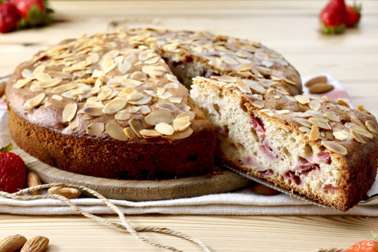 Torta alle mandorle e fragole
