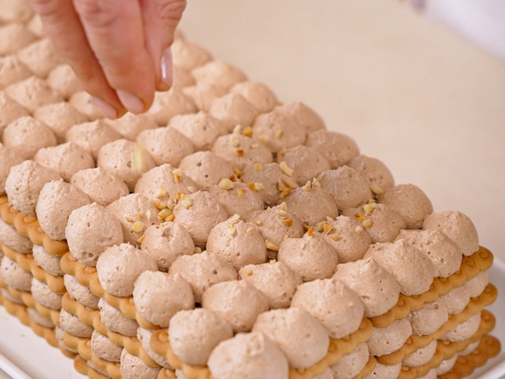 Millefoglie alla nocciola con biscotti Oro Saiwa - Step 10