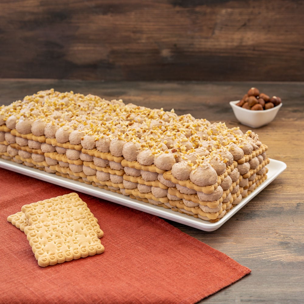 millefoglie alla nocciola con biscotti