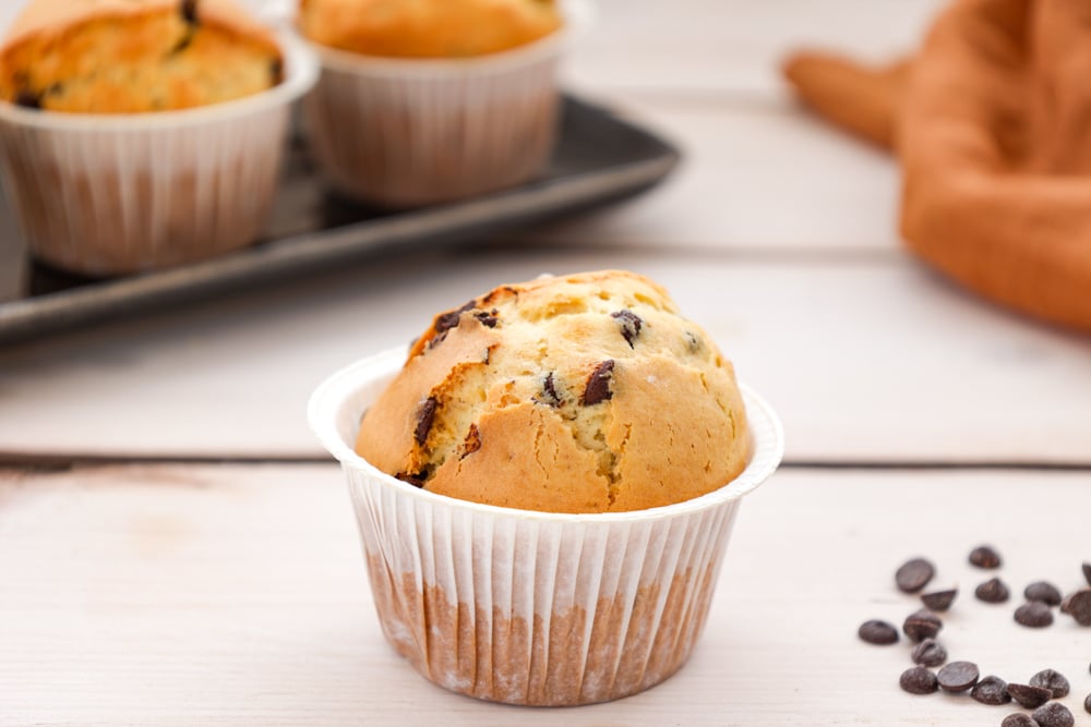 muffin con gocce di cioccolato in friggitrice ad aria