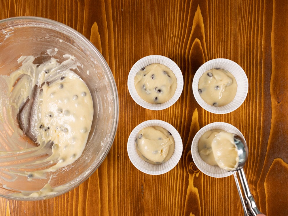 Muffin con gocce di cioccolato in friggitrice ad aria - Step 7