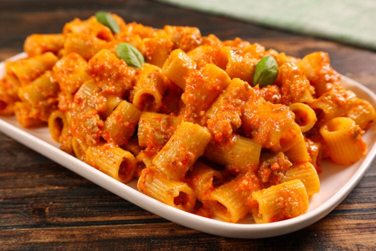 Pasta con crema di peperoni e salsiccia