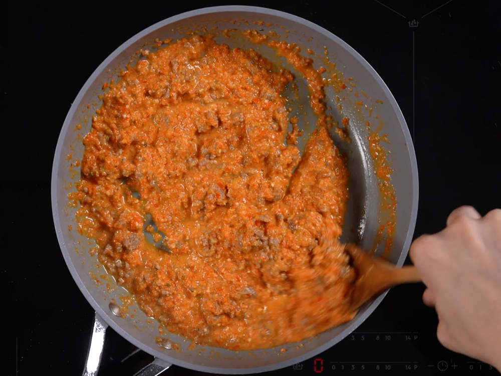 Pasta con crema di peperoni e salsiccia - Step 8