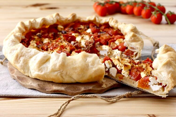 Torta salata feta e pomodori