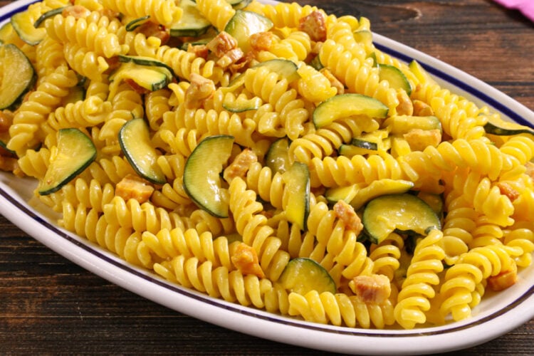Pasta zucchine, pancetta e zafferano
